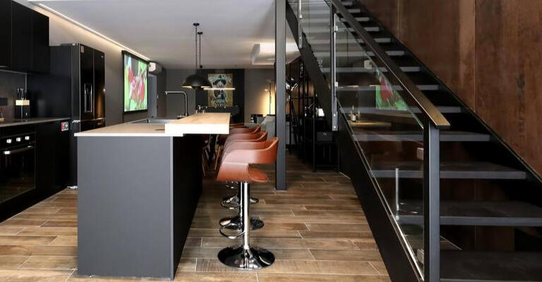 Il nostro fiore all'occhiello, 180M2(!), LOFT completamente ristrutturato e progettato nel cuore di Olbia! Cucina CREO su misura, 2 enormi zone giorno, 2 camere da letto mozzafiato con cabine armadio. Check-in automatizzato 24 ore su 24, tramite smartphone